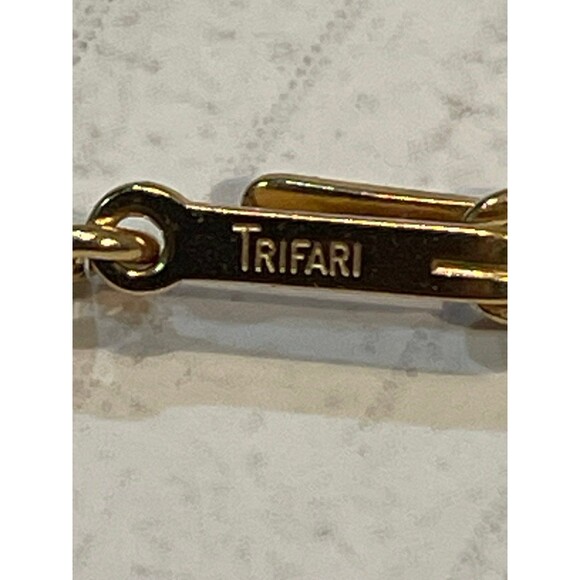 * Trifari Necklace black and gold beads. Gold clasp and emblem. - Picture 6 of 8